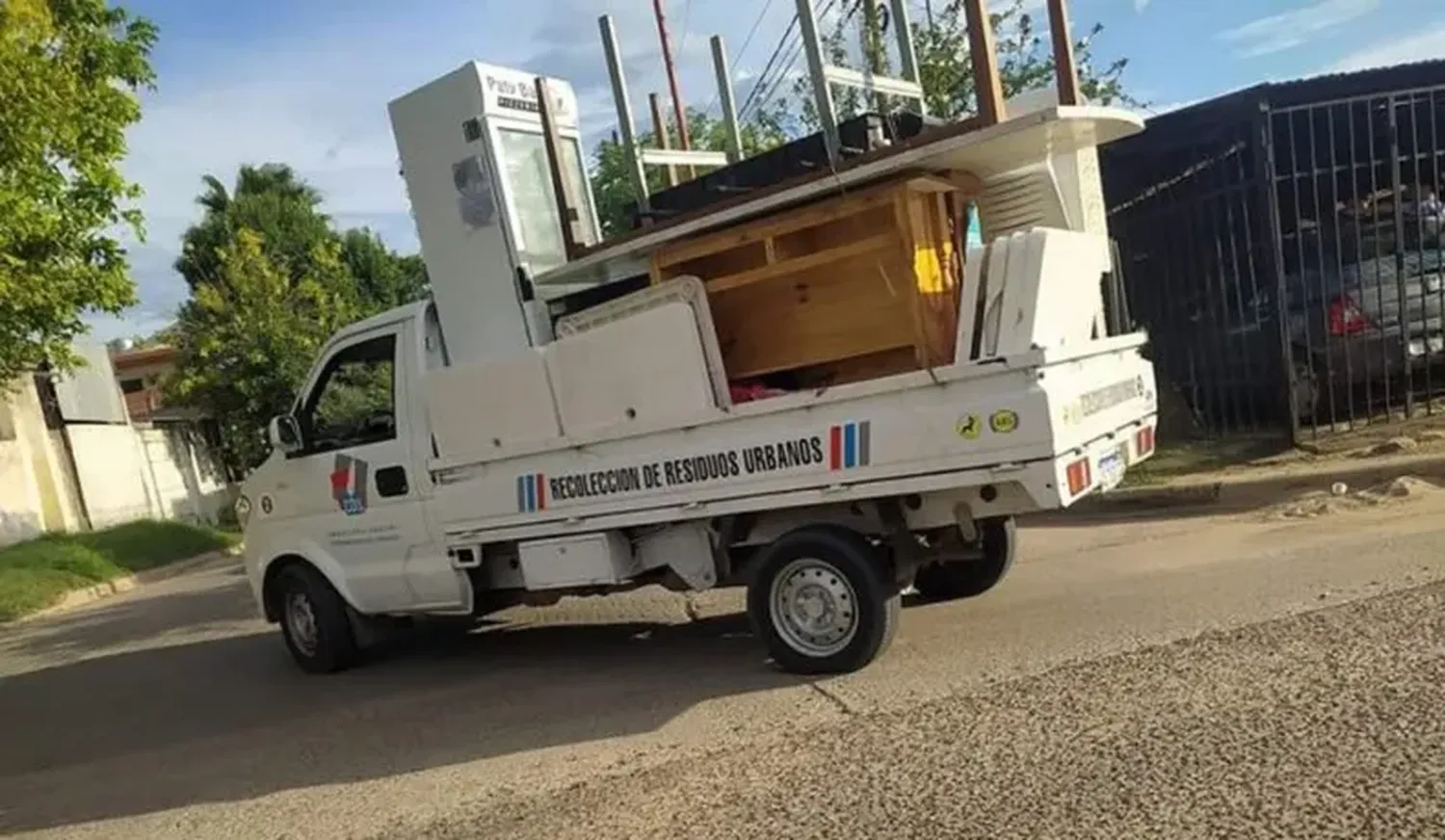 Un empleado municipal hizo una mudanza con el camión recolector