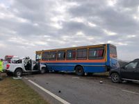Choque en la 226: pasajeros del transporte escolar ilesos y el conductor de la camioneta internado
