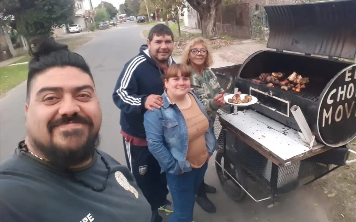 No llegaban a fin de mes y crearon una parrilla móvil: "Ahora vendemos asado por whatsapp"