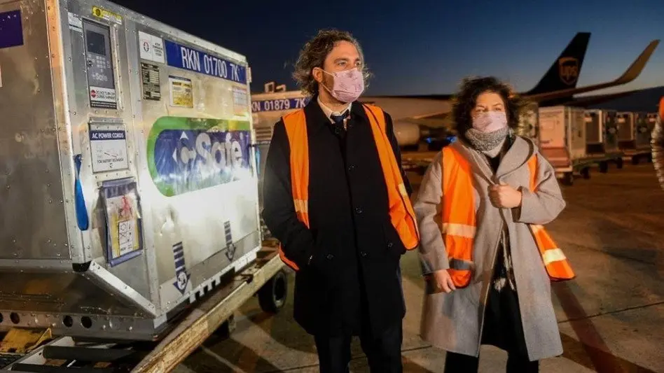 "En agosto vamos a cubrir a la gran mayoría con la segunda dosis", dijo Cafiero