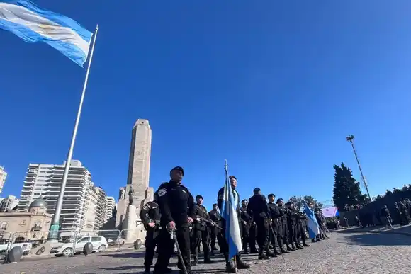 Con un acto en el Monumento a la Bandera, la Policía de Rosario conmemoró los 170 años de su creación