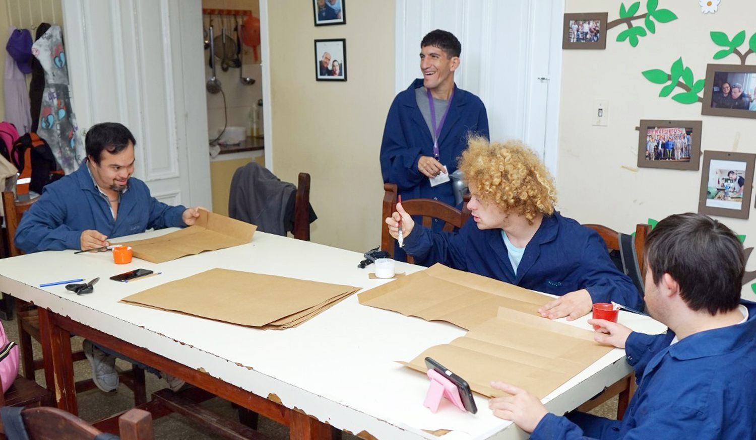 En plena tarea. Unas 39 personas se desempeñan en el taller protegido