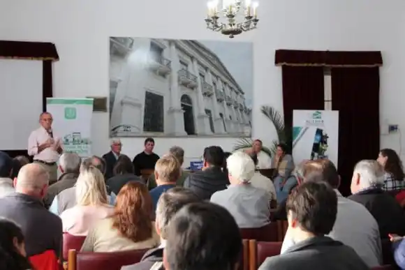 Entregaron créditos a productores afectados por la sequía del departamento Las Colonias