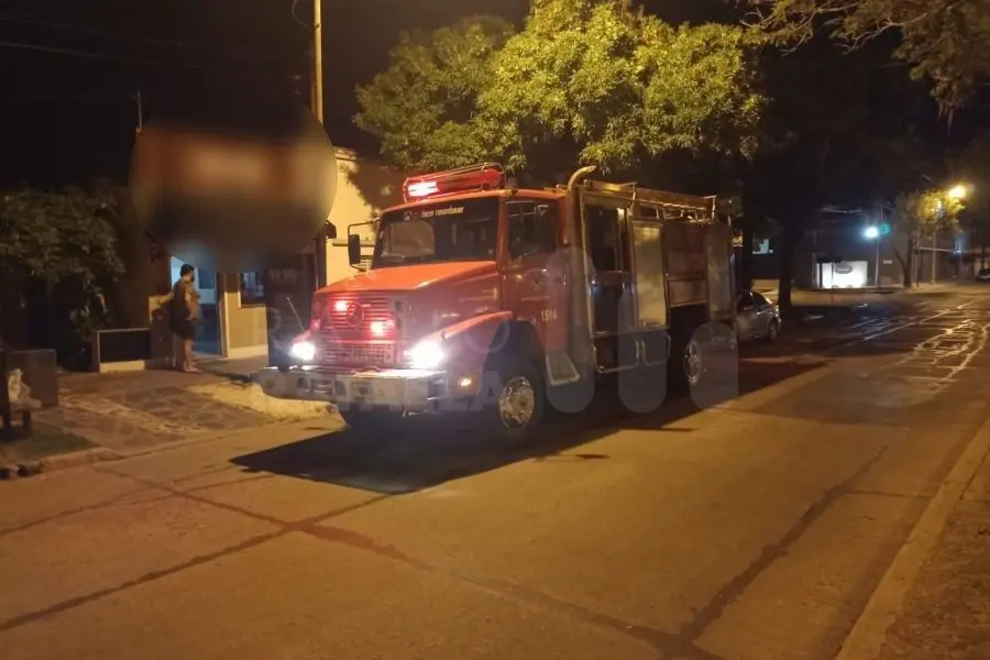 Bomberos tuvieron que extinguir el incendio de un automóvil