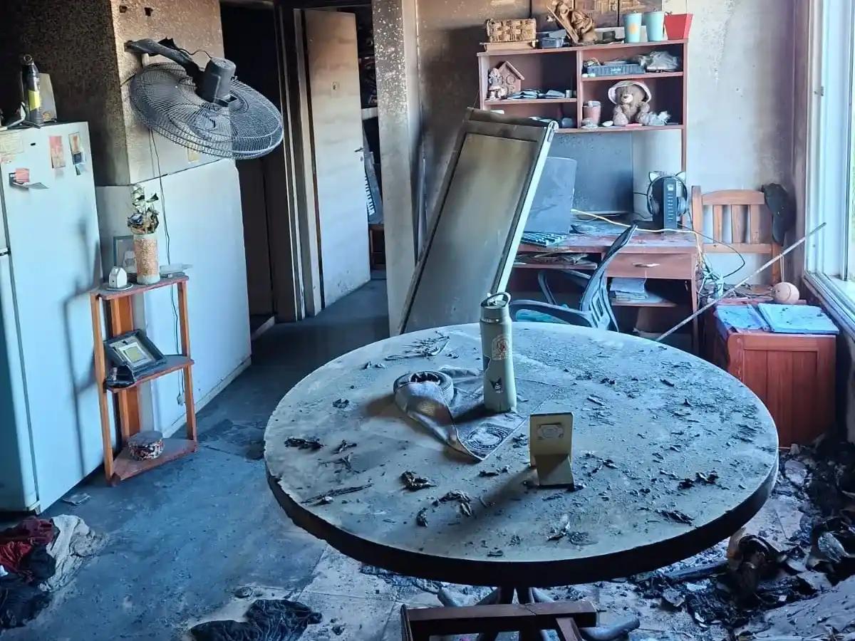 Bomberos trabajó en el quinto piso y debió evacuar a los moradores por la presencia de humo.