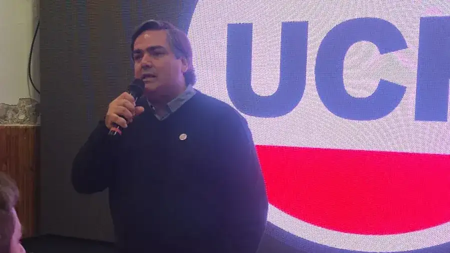 “Demos los debates que tengamos que dar acá adentro, pero la pelea está afuera. Nuestro adversario está afuera”, sostuvo Balbín durante una visita a Colón.