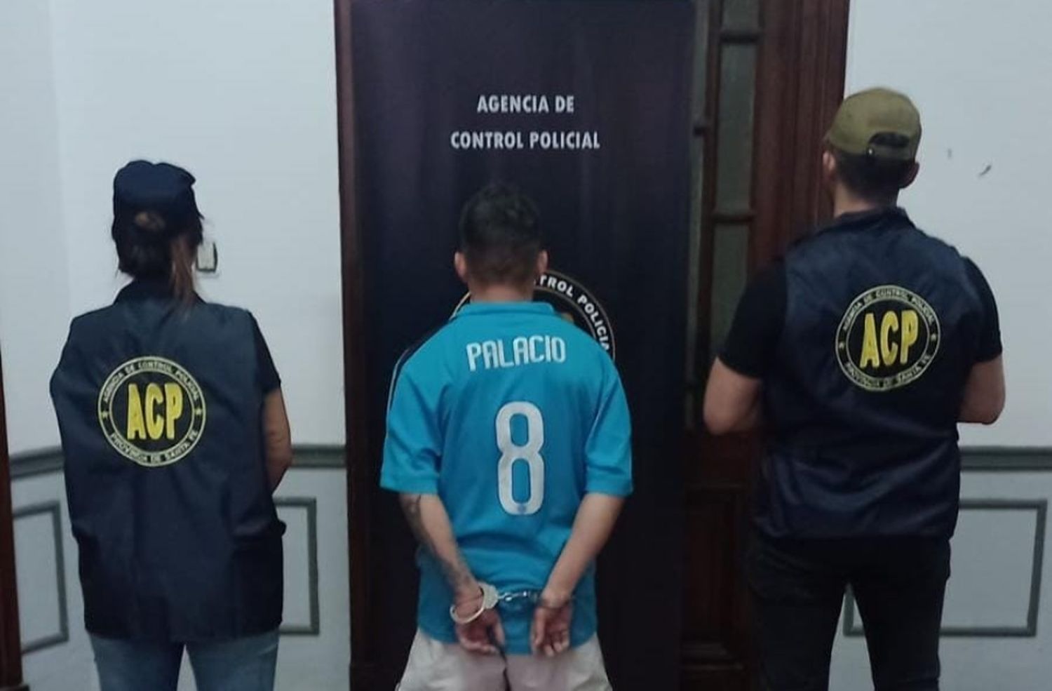 Detuvieron a un policía por facilitar información a un delincuente