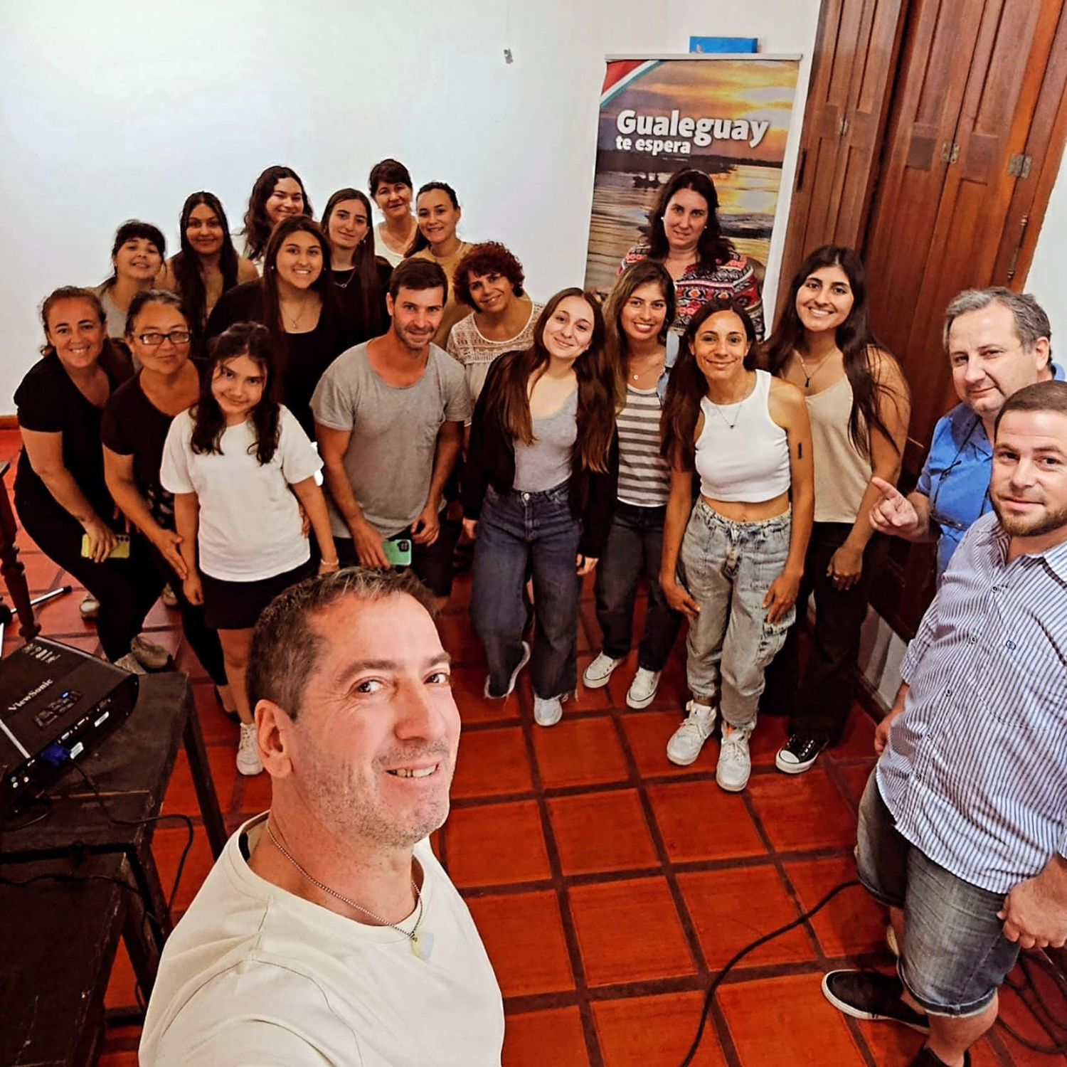 "Fredhy", en primer plano, junto a los capacitados.