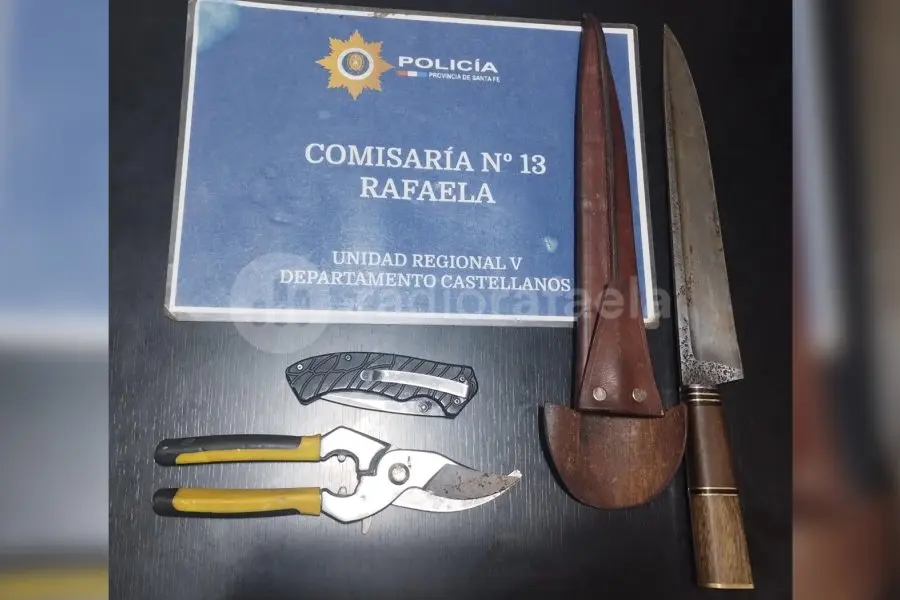 Detuvieron a dos en moto que estaban amenazando con cuchillos