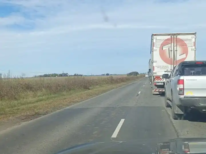 La Ruta 41 es el desvío oblifado hacia Ruta 8 para viajar de San Pedro a Buenos Aires, está colapsada y en mal estado. Foto: La Opinión.