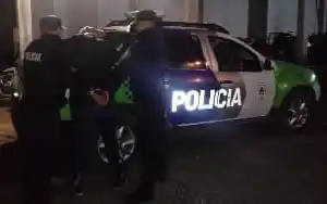 Un joven con un cuchillo mantuvo de rehenes a dos menores y fue detenido
