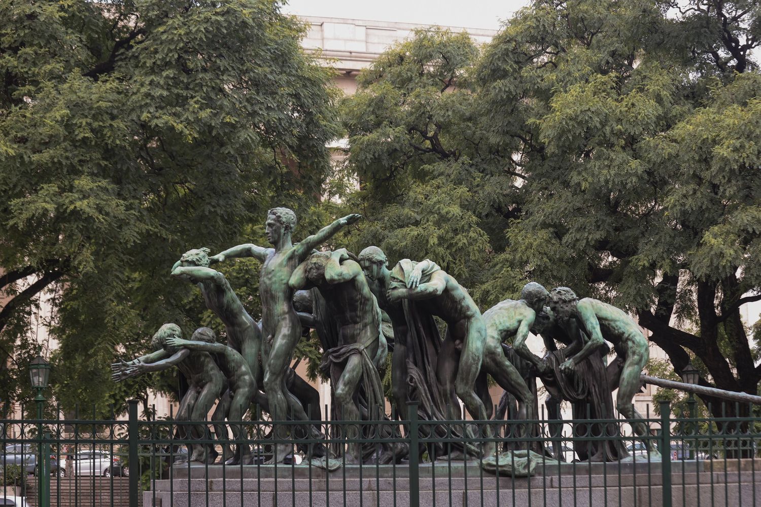 Monumento “Canto al trabajo” (1922), realizado por el escultor argentino Rogelio Yrurtia, ubicado en Paseo Colón 850, CABA.
