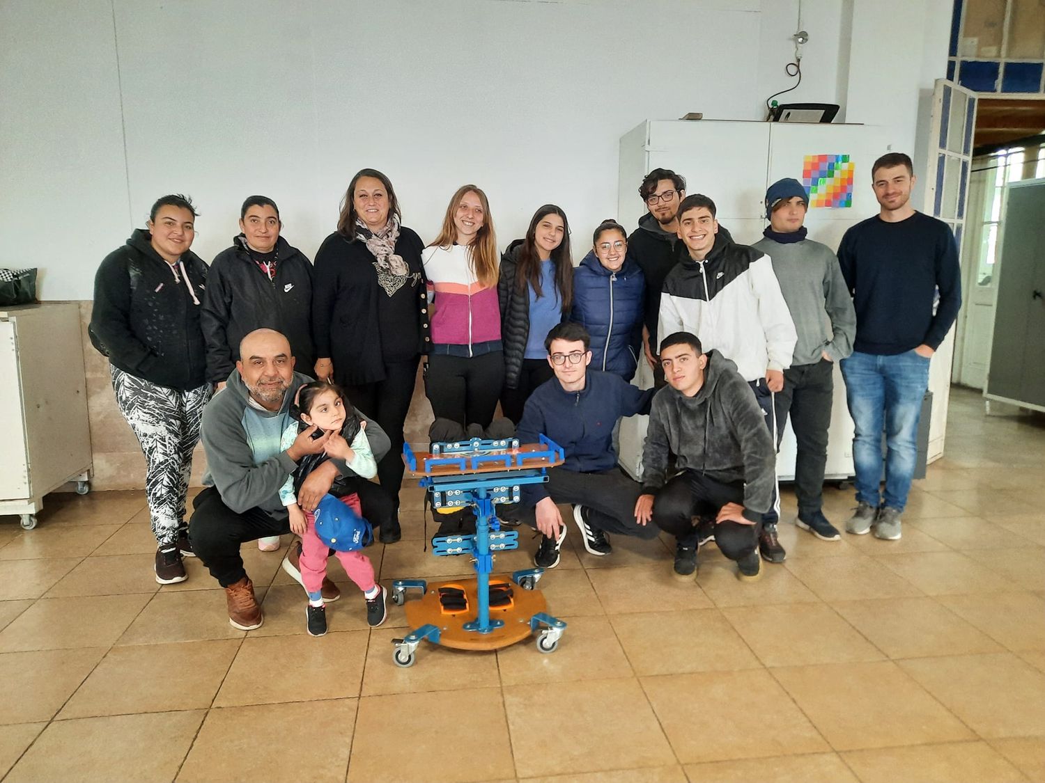 Equipo completo. Alumnos, profes y Estefania con su bipedestador