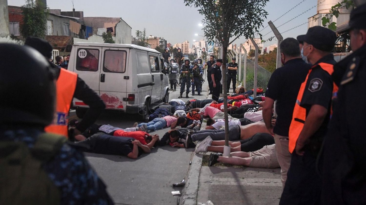 Arde la interna de Independiente: 40 detenidos de la facción disidente de la barra
