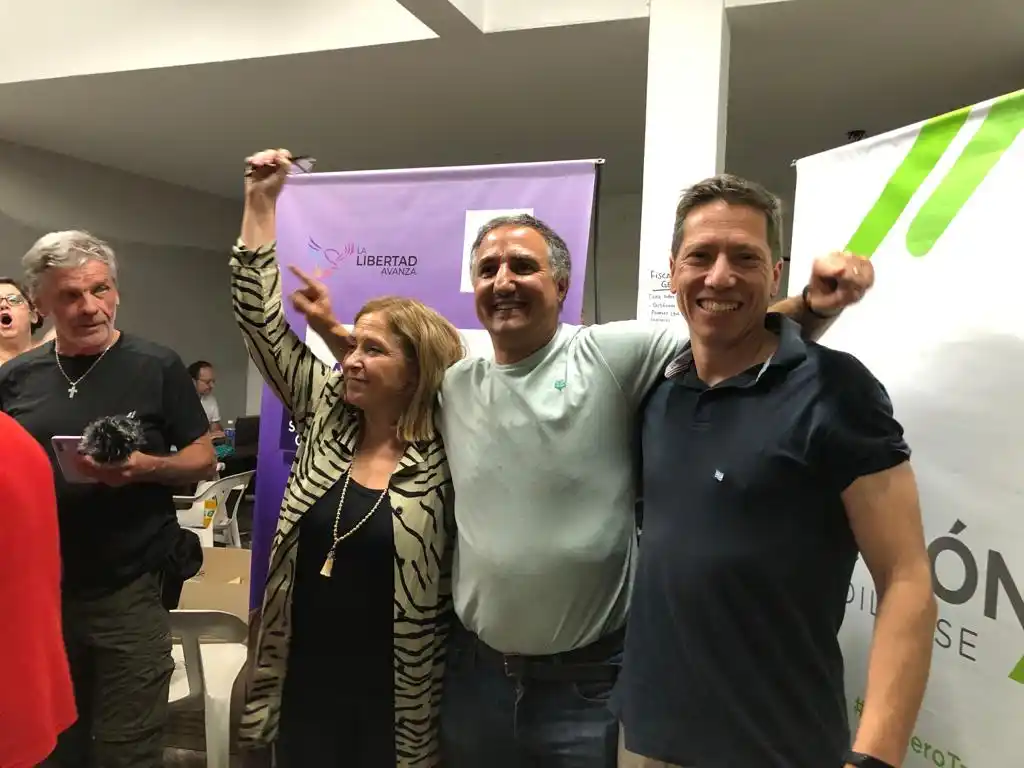 Gonzalo Santamarina, junto a Luján Fiego y Federico Sánchez Chopa, en pleno festejos de La Libertad Avanza en Tandil.