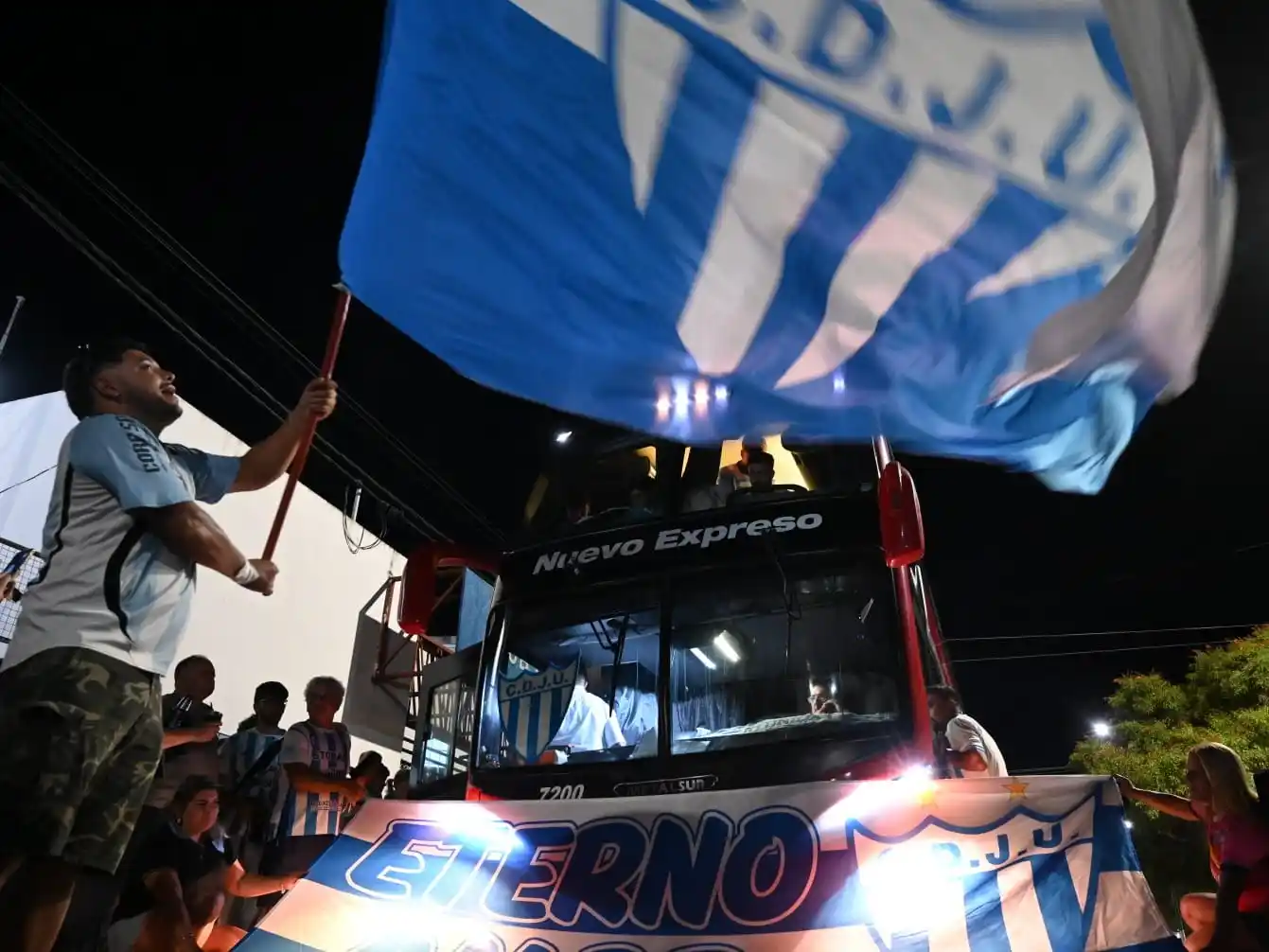Las mejores imágenes de lo que fue el banderazo al plantel de Juventud antes de su viaje a Santiago del Estero