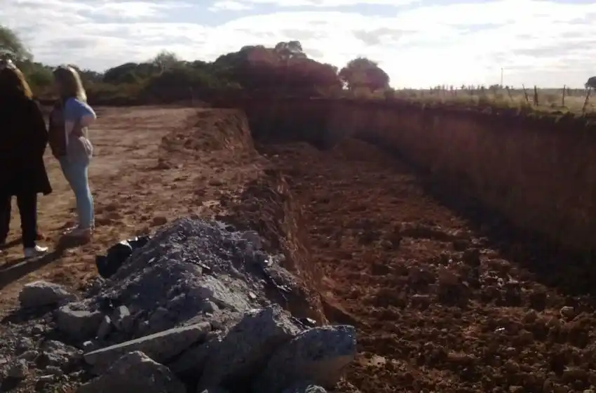 Vecinos se manifiestan en la ruta 2 para que tapen cavas clandestinas