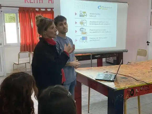 La municipalidad acerca información a las escuelas sobre programas para mejorar la empleabilidad