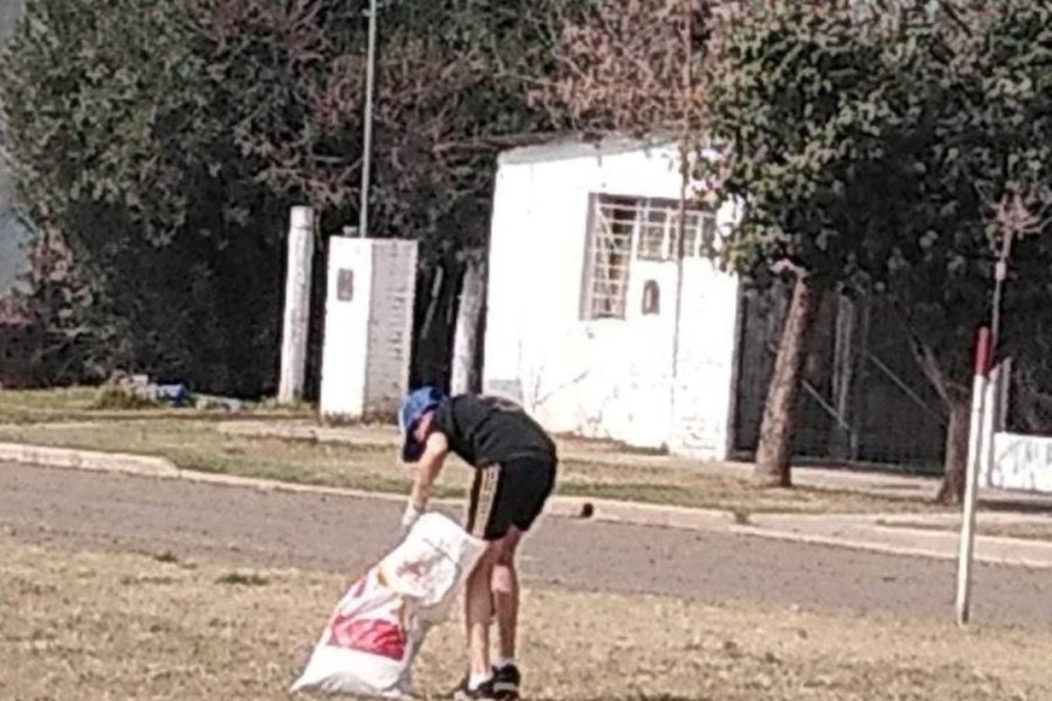 Un nene limpió una plaza para poder jugar: “Francisco se quedó todo el día juntando basura”