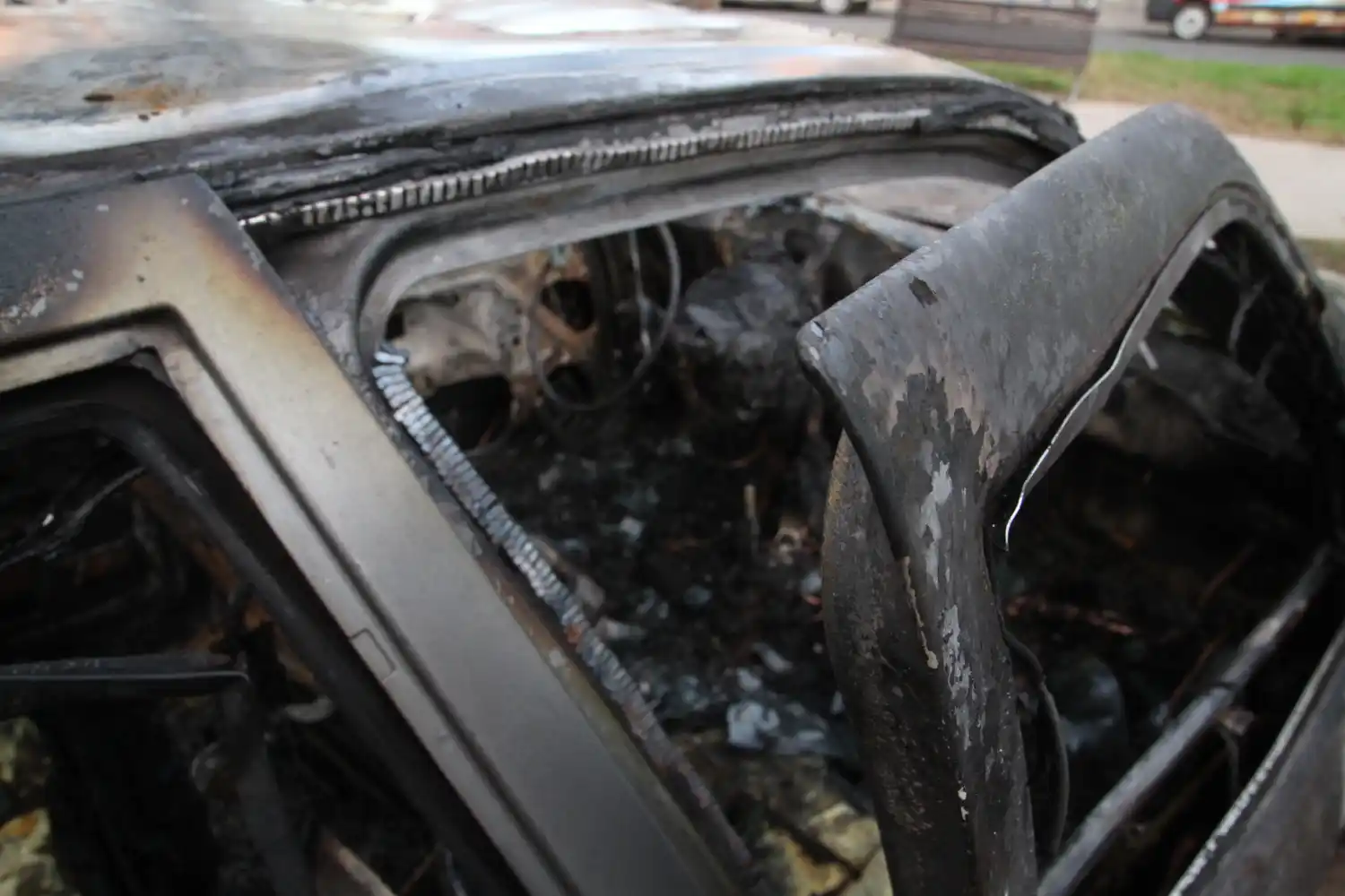 Dos autos incendiados durante la madrugada