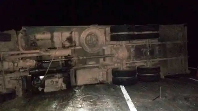 Espectacular vuelco de un gigante en la Autovía 14