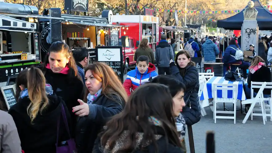Un grupo de gastronómicos pidió reglas equitativas frente a los food trucks.