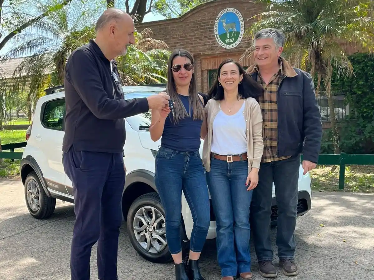 Tamara Salgado, de la ciudad de Rufino, recibió las llaves de su nuevo vehículo en las instalaciones de la Sociedad Rural. Foto: Gentileza.