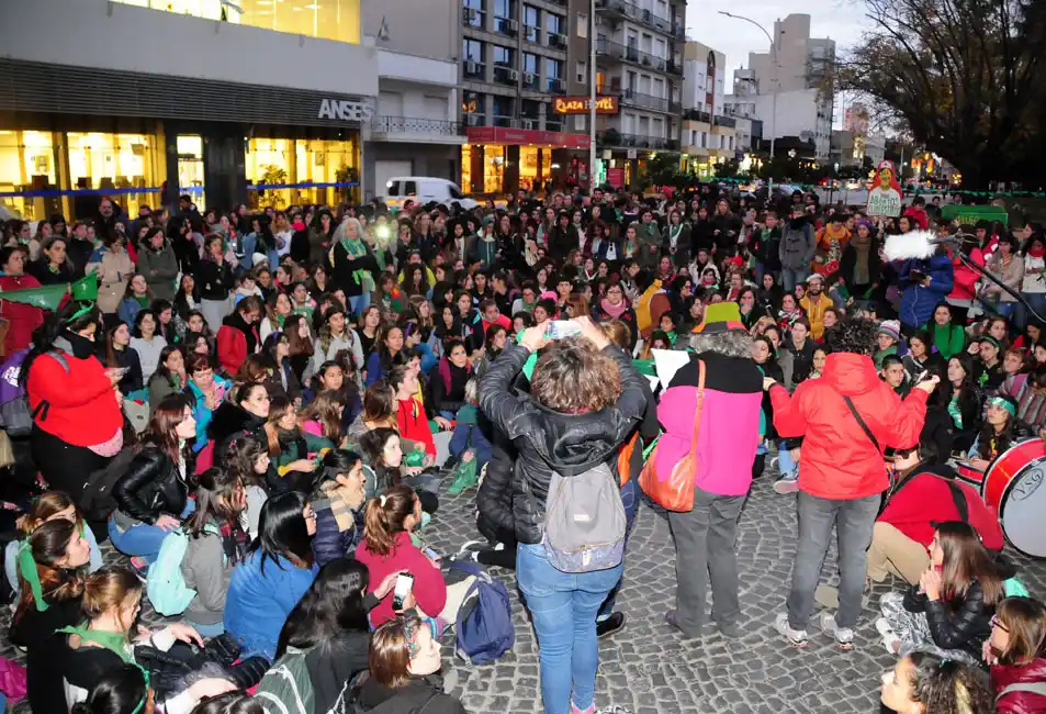 La "marea verde" copó la esquina de Pinto y Chacabuco