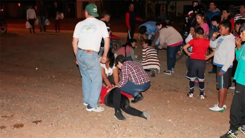 Iba en moto con sus hijos, pisó una pelota y los tres terminaron en el hospital
