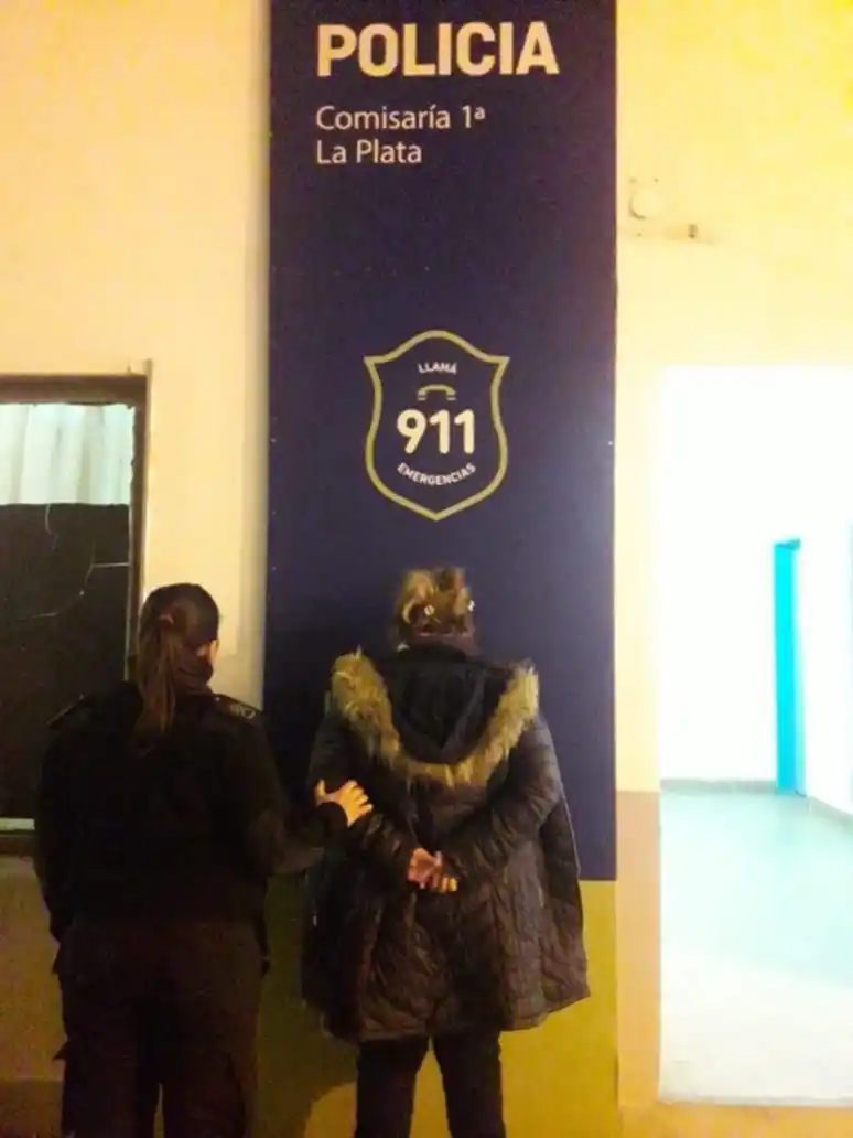 La Plata: Detuvieron a una mujer que extorsionaba a sus citas de Tinder amenazándolos con escraches