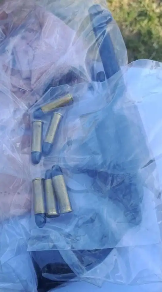 Secuestraron un revólver, marihuana y celulares en un operativo en barrio Mora - 1