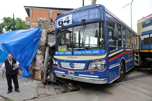 Tren del Ferrocarril Roca embistió a un colectivo de la Línea 64 