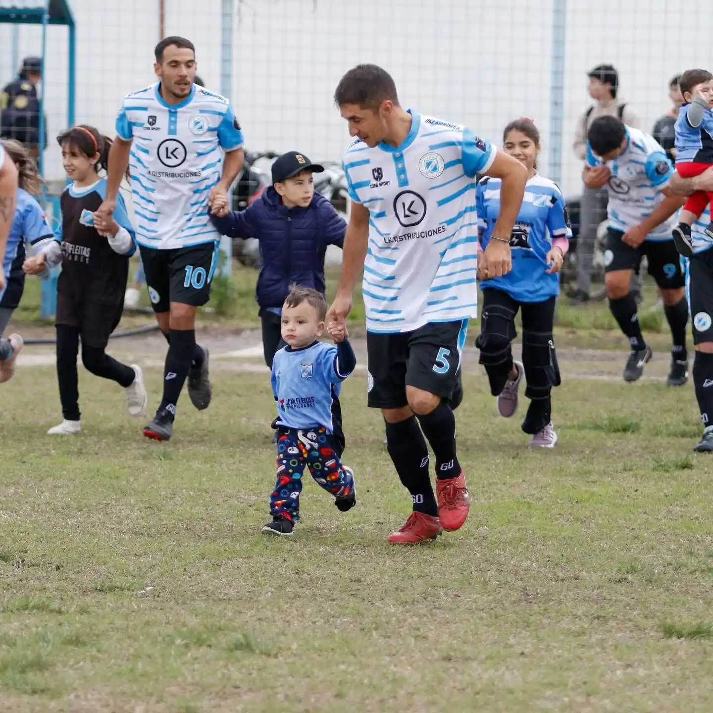 Defensores del Oeste saldrá a su cancha en busca del triunfo que le permita salir dela última posición (crédito: Facebook Pato Negro).