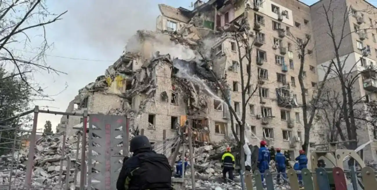 Los equipos de emergencia trabajaron entre los escombros de edificios residenciales dañados.