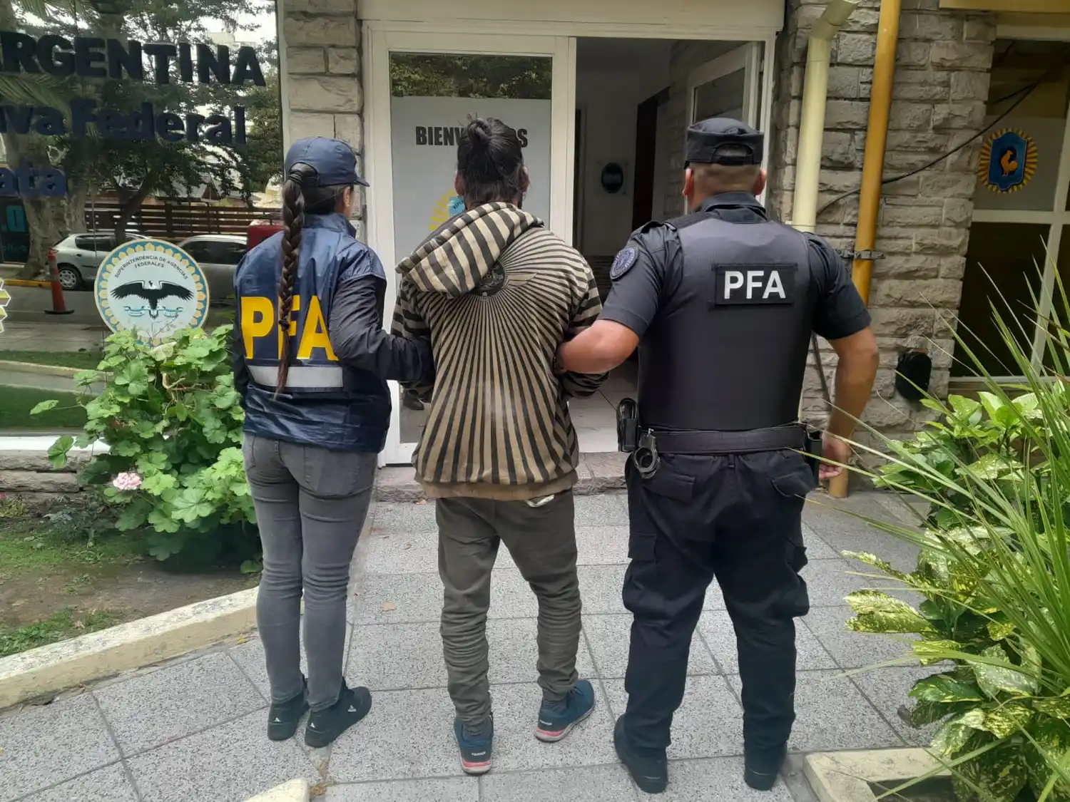 Uno de los sujetos era buscado por una causa de abuso sexual.