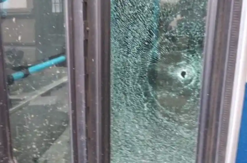 Golpeó a su novia, la siguió y baleó el colectivo donde ella viajaba