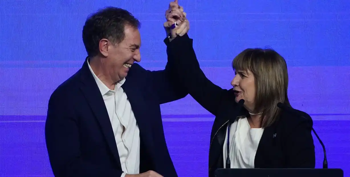 Diego Santilli y Patricia Bullrich, candidatos de LLA en Provincia y Ciudad, respectivamente, celebrando el triunfo.