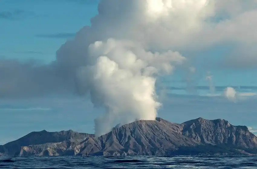 Volcán entró en erupción en Nueva Zelanda: cinco muertos y decenas de desaparecidos