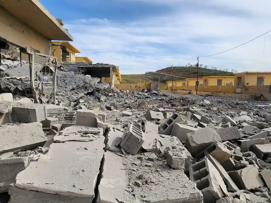 Escombros de edificios destruido luego de un ataque de drones en un depósito de armas en la ciudad de Dekala, en la región del Kurdistán iraquí. Reuters/Stringer/File Photo