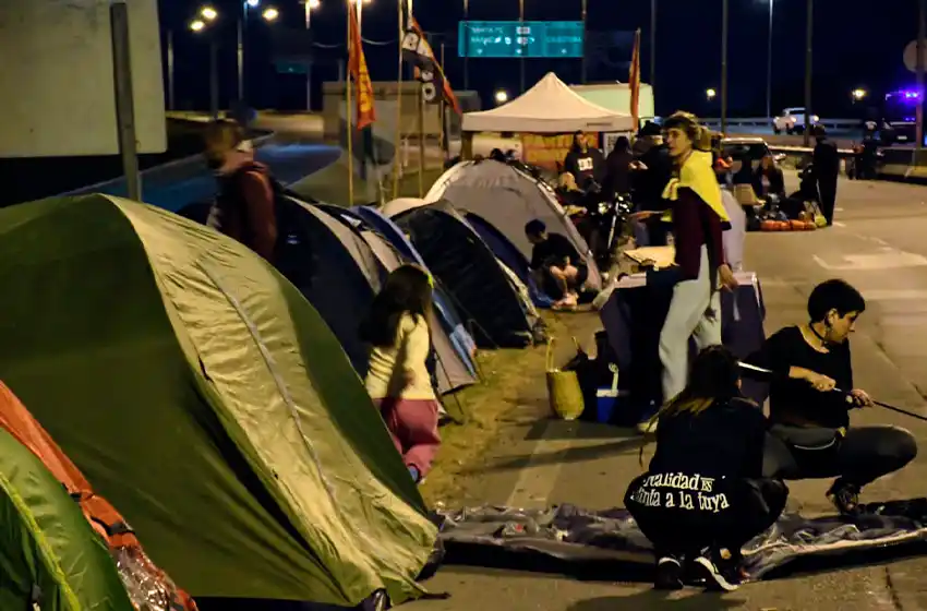 En reclamo por la Ley de Humedales y el fin del fuego en las islas, ambientalistas acamparon en el Puente Rosario-Victoria