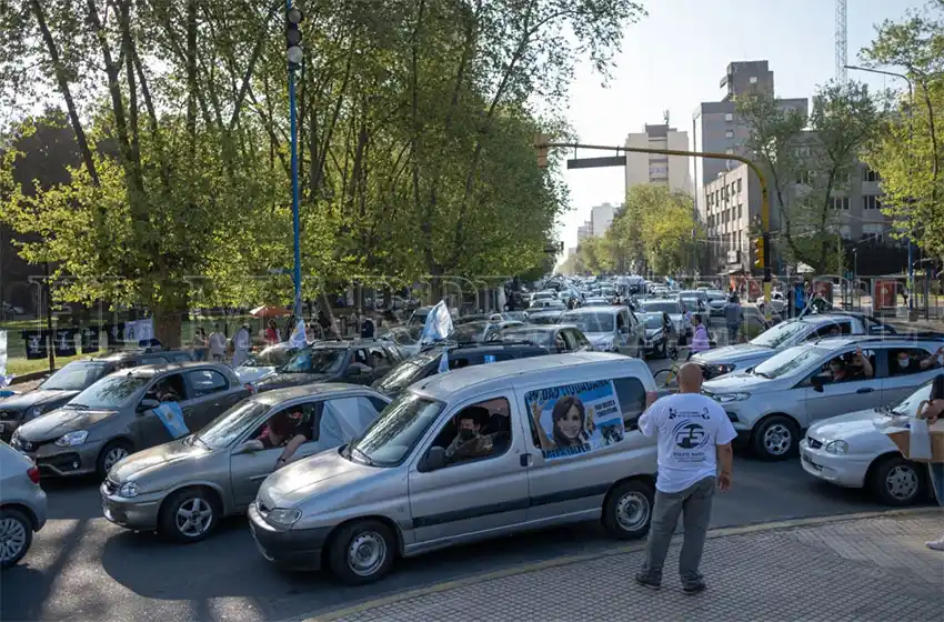 Multitudinaria caravana por el Día de la Lealtad Peronista en Mar del Plata