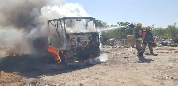 Un camión municipal quedó consumido por las llamas en el basural de Morteros