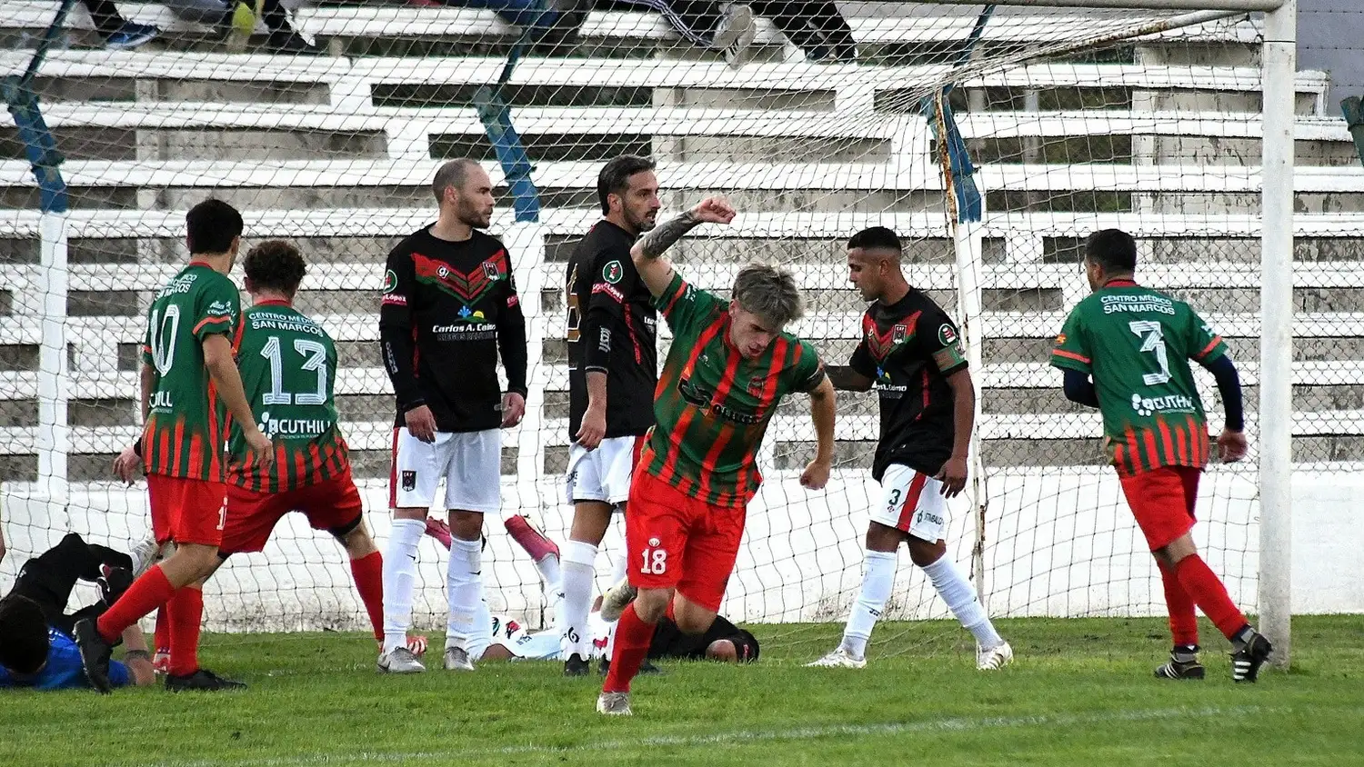 FOTO ACCION5 Palavecino celebra el gol de Velense en la derrota con Ferroviarios.