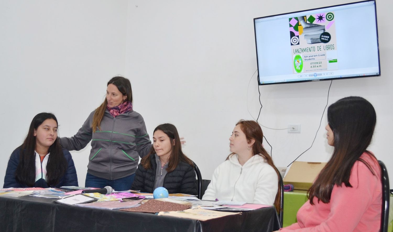 Presentación de libros en la biblioteca popular