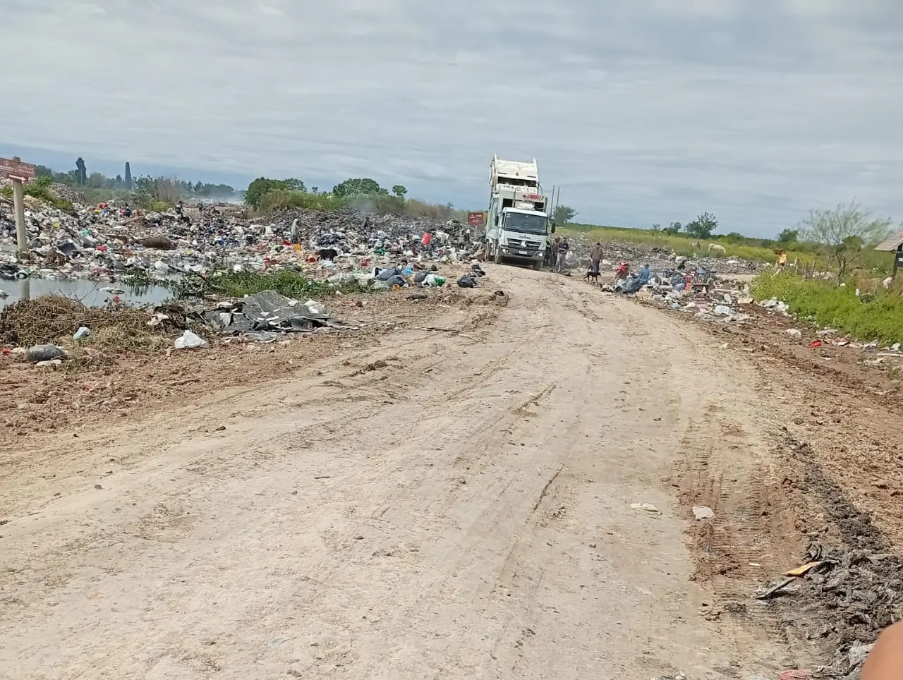 "Tengo que pasar por arriba de la basura para llevar a mis hijos a la escuela"