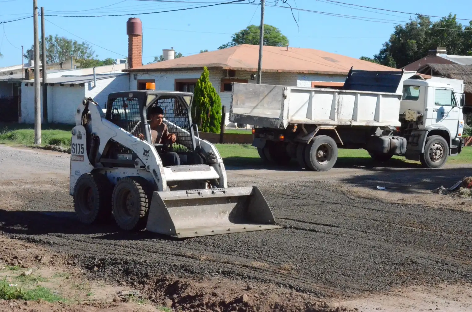 La cuadrilla municipal en plena tarea.