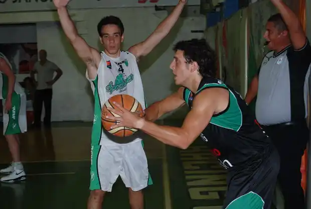 Racing volvió a perder y quedó en el fondo de la tabla