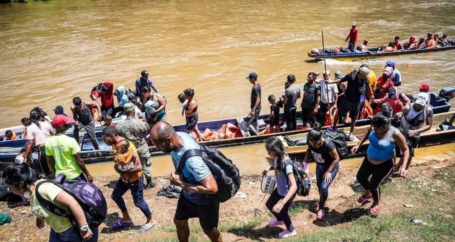 Migrantes cruzan el río Chucunaque en la selva del Darién, Panamá, cerca de la frontera con Colombia. En abril del 2025, apenas 73 personas cruzaron, frente a los 29.259 que lo hicieron en el mismo mes de 2024. Gema Cortés/Noticias ONU