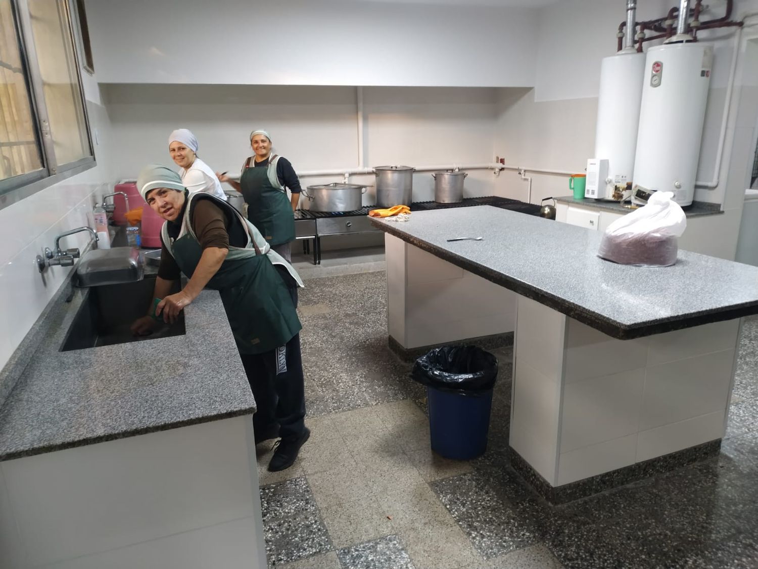 Las cocineras en plena acción disfrutando de las nuevas instalaciones.