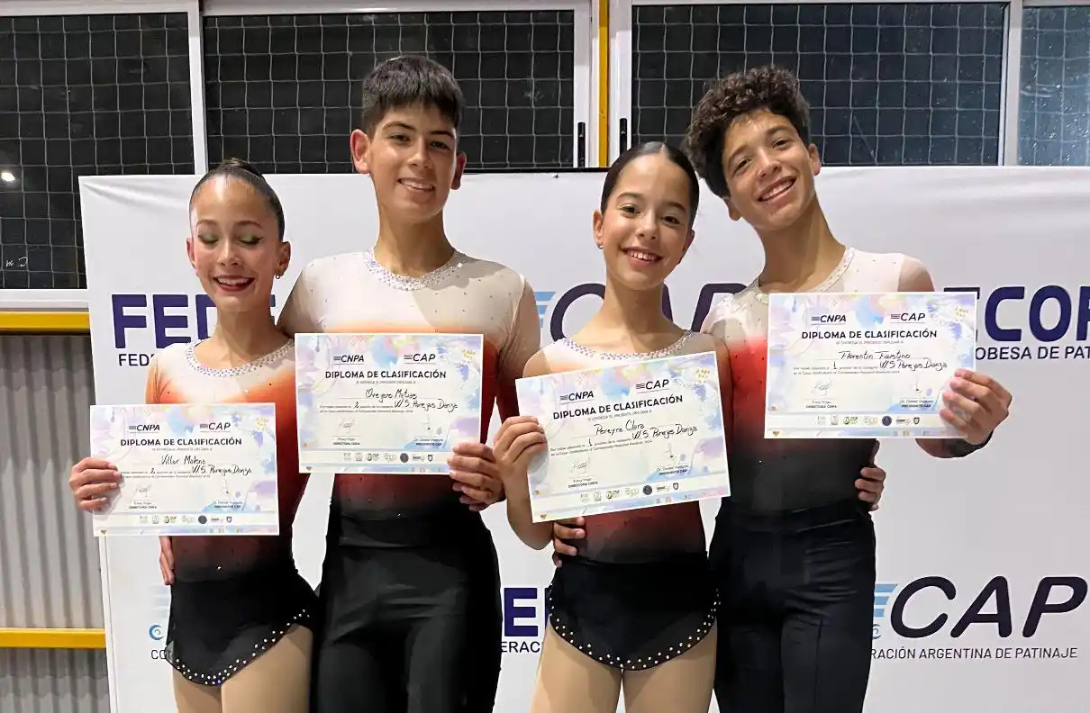 Malena Villar, Matías Ovejero, Clara Pereyra y Faustino Florentin con sus diplomas de clasificación.